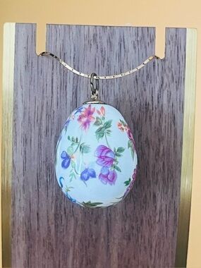 Vintage Avon Hand painted Porcelain egg pendant gold plated necklace